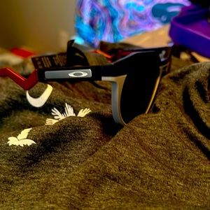 Never warn brand new Oakleys colors black , gray , awesome shinny orange